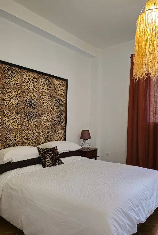 Chambre avec tête de lit décorative